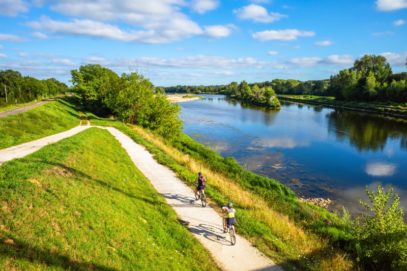 fietsers op een fietspad langs de loire 